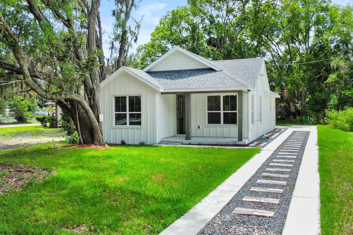 1010 Hickory Avenue Sanford - front exterior with live oak tree and modern walkway